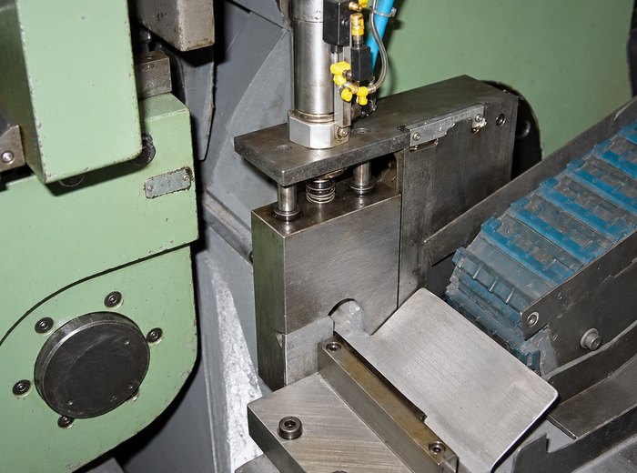 Planslip med magasin av detaljer vid slipbordet